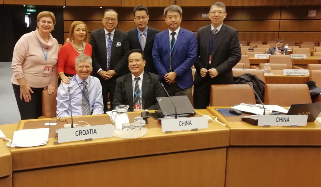 Hrvatska delegacija na zasjedanju u Beču, studeni 2019. Nataša Šarić Maloseja (prva s lijeva) i Petar Kragić (sjedi prvi s lijeva) sa delegatkinjom CMI-ja Ann Fenech (druga s lijeva) i kineskom delegacijom.